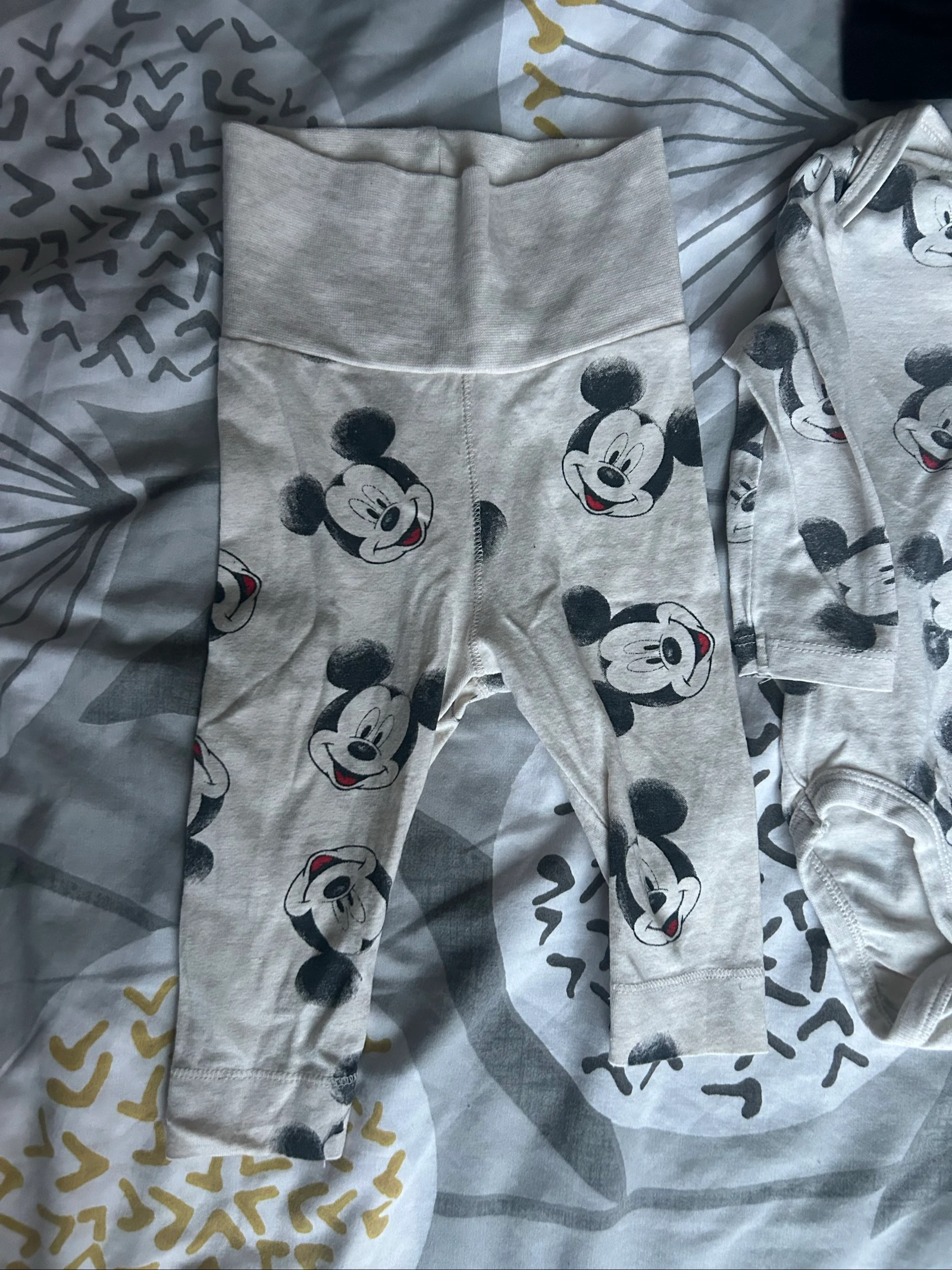 3-piece Mickey set (bodysuit, leggings, hat) 2/4 months – photo 2